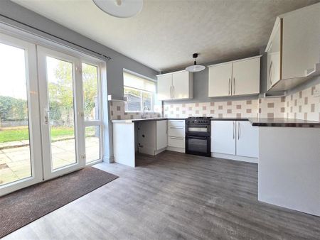 3 bedroom semi-detached house to rent - Photo 3