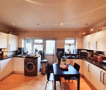 3 Bed Terraced House, Whites Avenue, IG2 - Photo 6