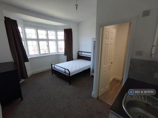 1 bedroom in a house share to rent - Photo 1