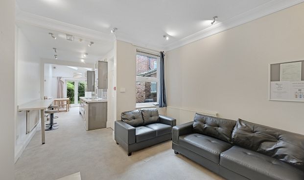 Spacious 6-Bed Student House with Large Kitchen, Close to Bars and Shops - Photo 1