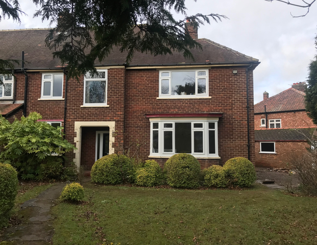 Large 6 bedroom house near James Cook Hospital Room 2 - Photo 1