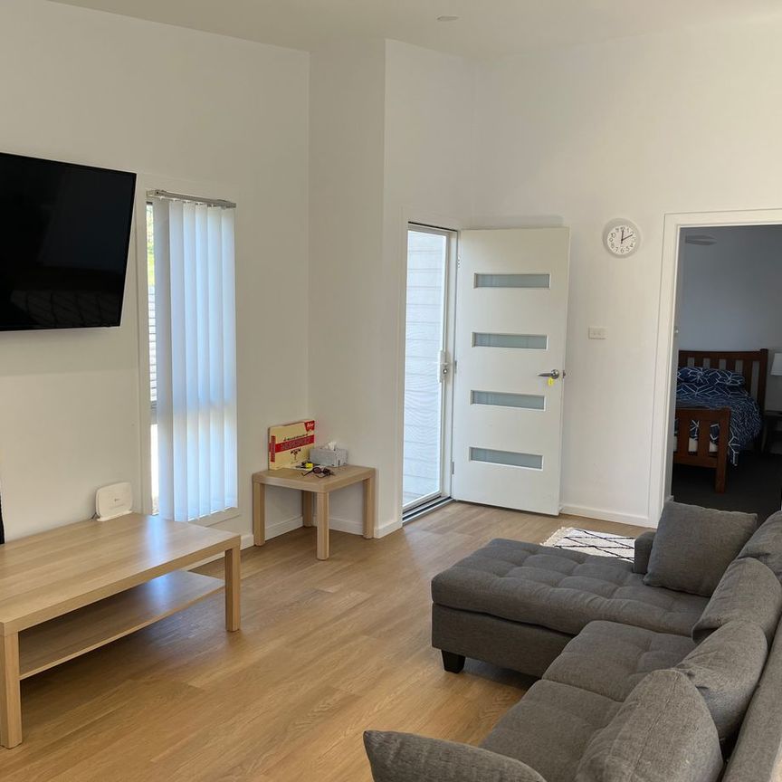 2 bedroom 5 year old Free-standing granny flat - Photo 1