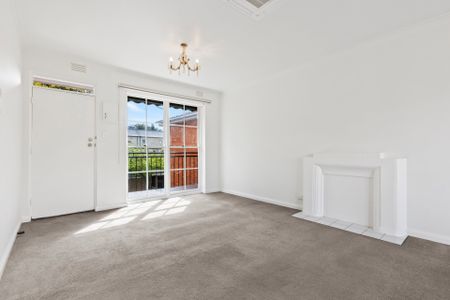 Charming Top Floor Retreat in a Prime Lifestyle Location - Photo 4