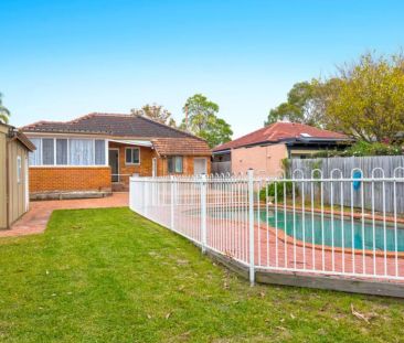 Charming Home In Sought After Street - Photo 5