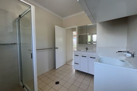 Neat & Convenient 1-Bedroom Unit with Courtyard in Mooroobool - Photo 5