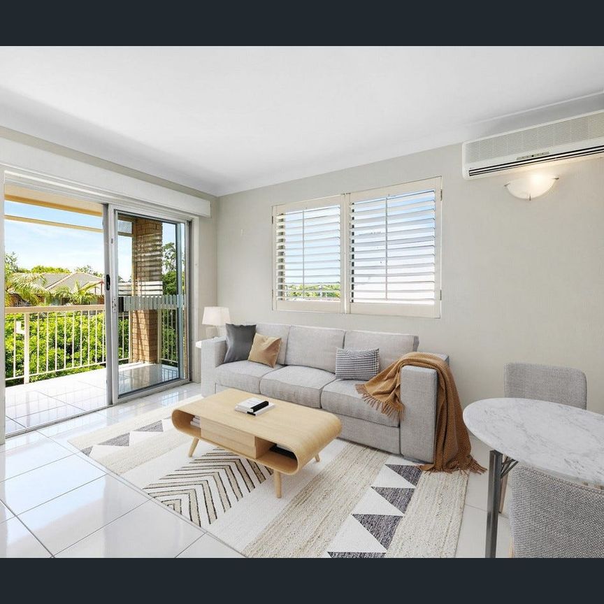 Top-Floor Apartment in the Heart of Coorparoo! - Photo 1