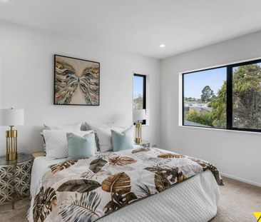 Elegant Three-Level Townhouse with Stunning Views in West Harbour - Photo 2