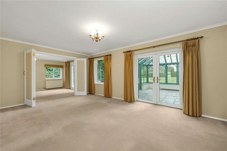 An exquisite four bedroom detached house in a idyllic rural setting set in a private position a short drive from Alton. - Photo 2