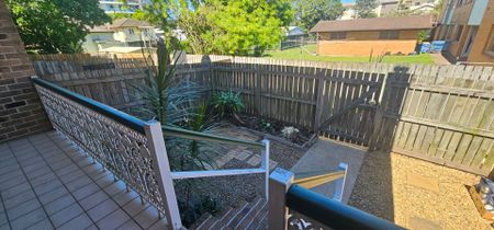 Spacious Townhouse Close to Waterfront - Photo 3