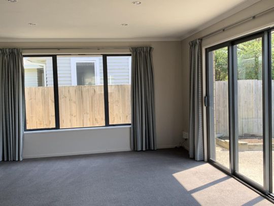 Lovely Modern 3 Bedroom Home - Photo 1