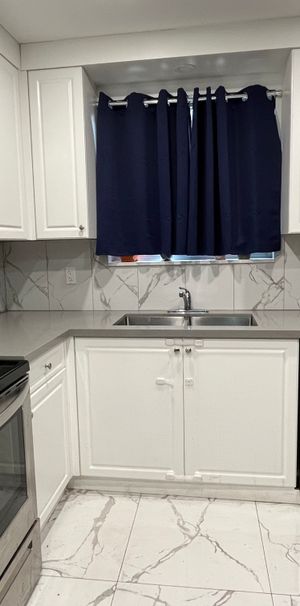 Luxury unit just renovated to current condo standards, large bright unit in a very quiet residential area - Photo 1