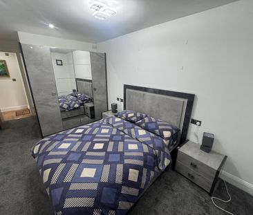 3 bedroom flat to rent - Photo 4