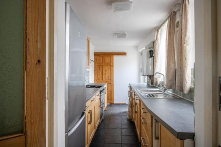 2 bedroom end of terrace house to rent - Photo 4