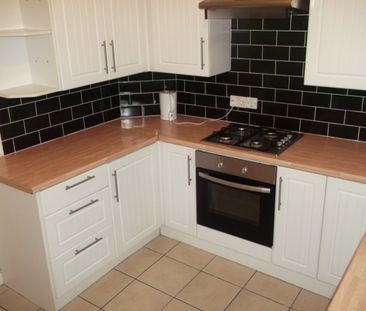 2 bed Terraced - To Let - Photo 5