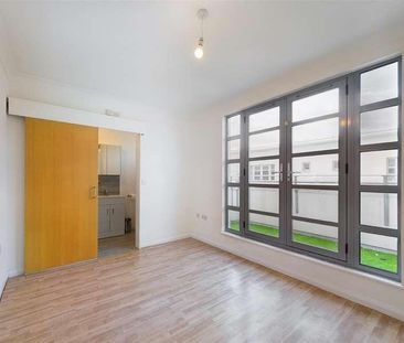 Charlesmere Gardens, Thames Reach, London, SE28 - Photo 1