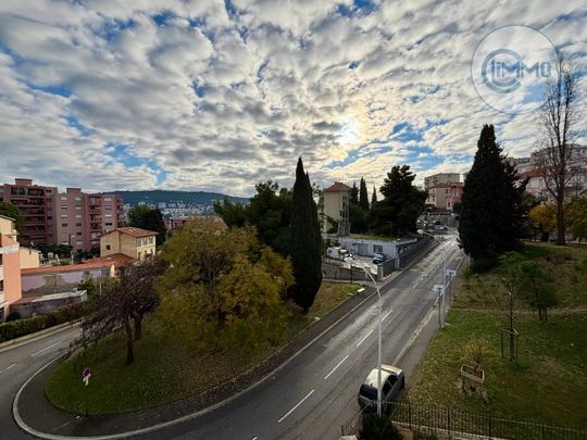 Exclusivité – Studio meublé mansardé avec vue dégagée, Bas Cimiez - Photo 1