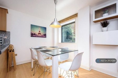 3 bedroom flat to rent - Photo 2