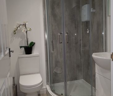 Stunining Newly refurbished en suite rooms - Photo 5