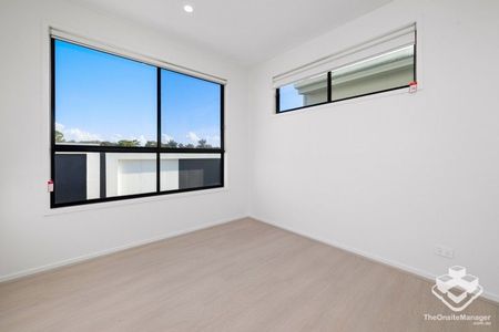 Large Townhouse for Rent - Photo 3