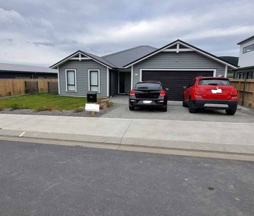 Single level 4-bedroom 2-bathroom house - Photo 4