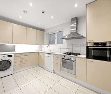 A generously proportioned mews house providing versatile living space. - Photo 2