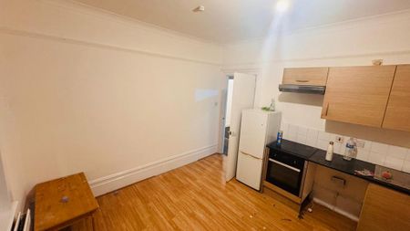 3 bedroom flat to rent - Photo 2