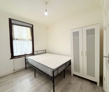 Ensuite room to let close to ilford station-£900 pcm - Photo 5
