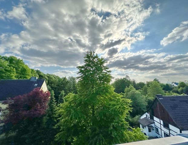 *** Renovierte 2- Zimmer-Wohnung im 1. OG *** viel Tageslicht, Sonnenbalkon und Garage *** - Photo 1