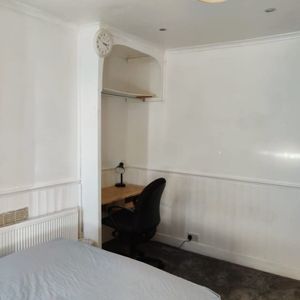 Room in a Shared House, Shirley Gardens, IG11 - Photo 2
