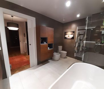 Jardín privado, diseño y luz | Chalet de esquina único en Boadilla - Photo 4