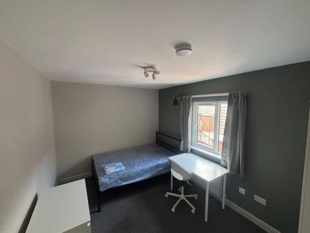 6 Bed Terraced House, Moseley Road, M14 - Photo 3