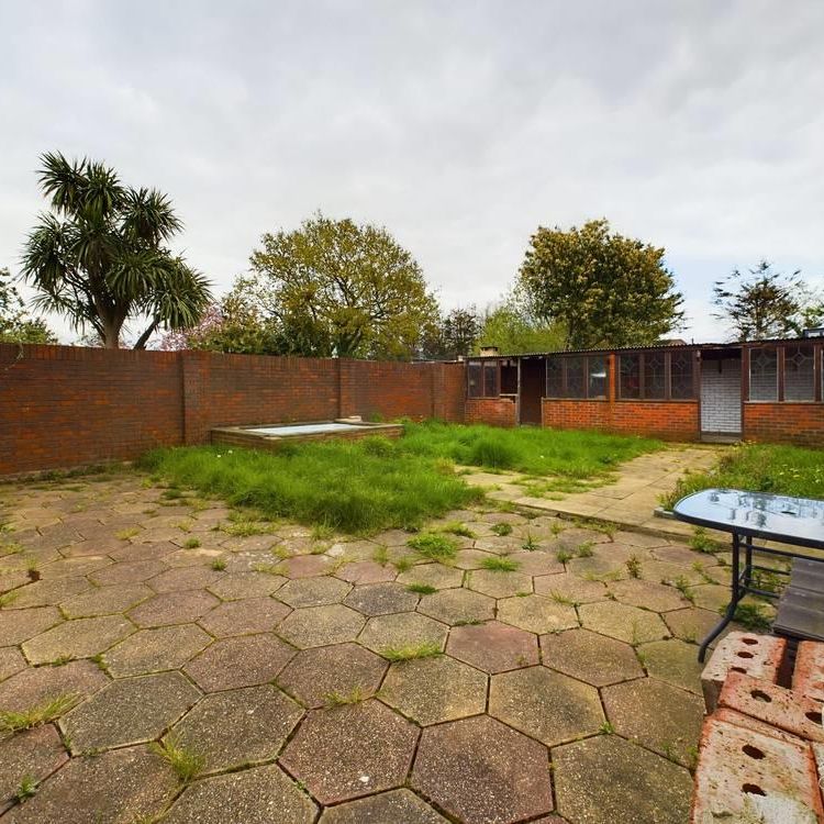 Harlow Road, Rainham, RM13 - Photo 1