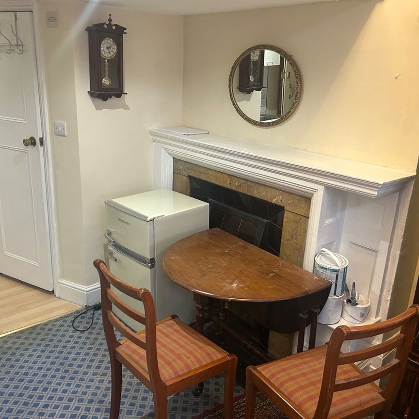 Studio Flat, Warwick Road, SW5 - Photo 1