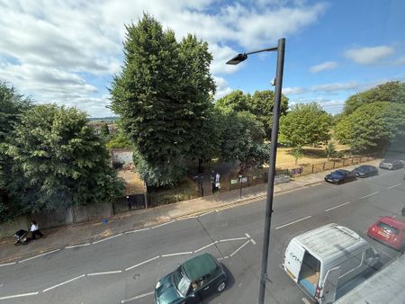 2 bedroom flat to rent - Photo 2