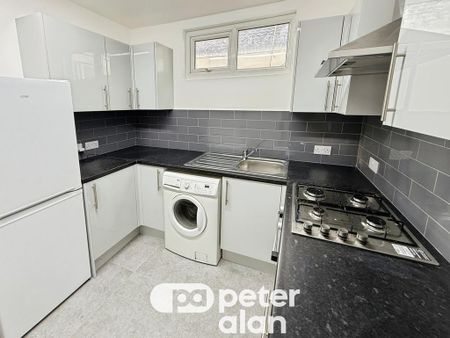 3 bedroom flat to rent - Photo 4
