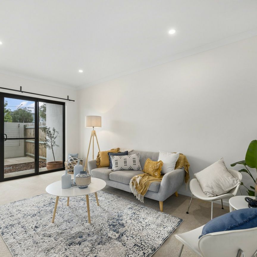 Spacious Three Bedroom Townhouse - Available for 3 to 6 Months Only !!!! - Photo 1