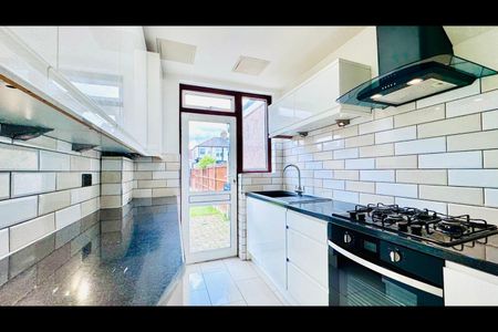 4 Bed Terraced House, Staines Road, IG1 - Photo 4