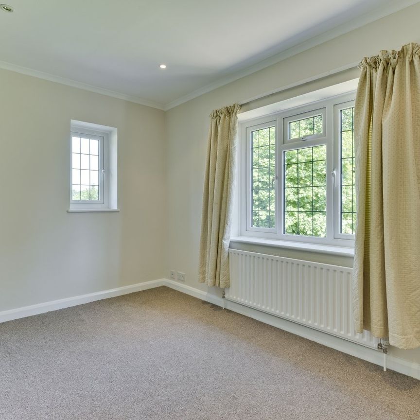 Granville Close, St Georges Hill, Weybridge, Surrey, KT13 - Photo 1