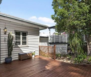 Charming Bardon Retreat with Leafy Views - Photo 5