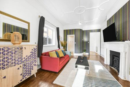 2 bedroom flat - Photo 4