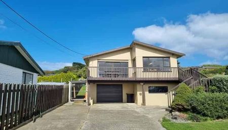 Beautifully Presented Family Home with Views, Warmth & Space! - Photo 2