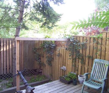 Lrg 1 bdrm aptm garden laundry quiet st close to transport, park, DVP - Photo 1