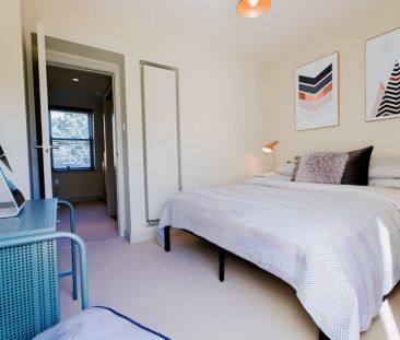 2 Bedrooms 1 Bathroom - Photo 3