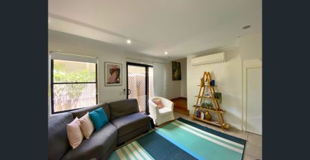 MODERN 3 BEDROOM, 2 BATHROOM TOWNHOUSE FOR RENT - LOCATED IN A QUIET STREET! - Photo 2