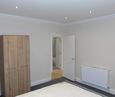 3 bedroom flat to rent - Photo 4