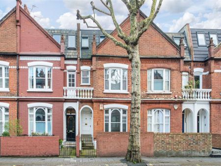 Lovely three bedroom maisonette with a garden conveniently located on Wandsworth Bridge Road. - Photo 2