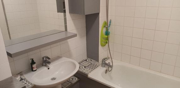 Jolie appartement meublé vue mer. Il se compose d'une pièce de vie avec cuisine aménagée, une ... - Photo 2