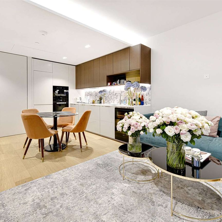 This corner 1 bedroom apartment offers spacious living in a prime central location - Photo 1