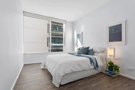 Light-Filled Corner Apartment with Sweeping City Views - Photo 5