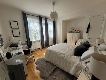 Grande unité d'une chambre semi meublée - Photo 2